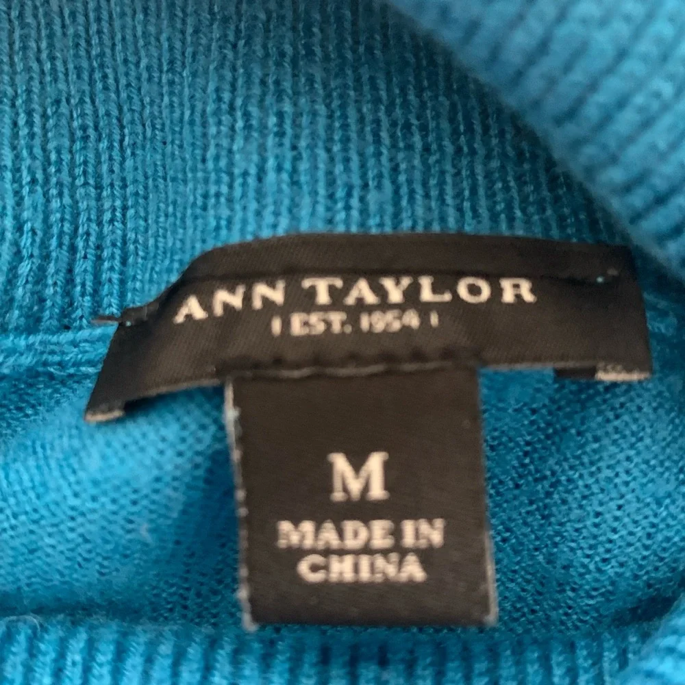 Ann Taylor Turtleneck SS Sweater M Blue Lightweight Minimalist Career Classic - Picture 6 of 9
